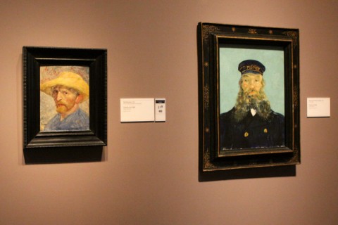 Auto-retrato (1887) e o Portrait of the Postman Joseph Roulin (1888), de Vincent Van Gogh