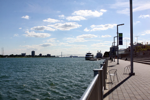 Rio Detroit e o calçadão do riverfront, a ponte ao fundo que liga Canadá e EUA (Ambassador Bridge)