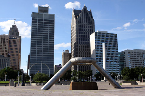 A fonte icônica da Hart Plaza e alguns prédios de downtown Detroit ao fundo