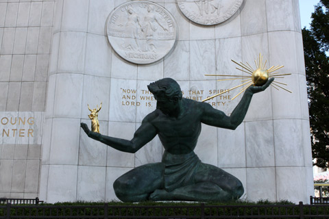 A escultura Spirit of Detroit é uma das mais famosas da cidade