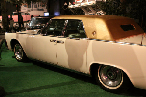 Este Lincoln Continental foi customizado com a capota dourada de couro de jacaré