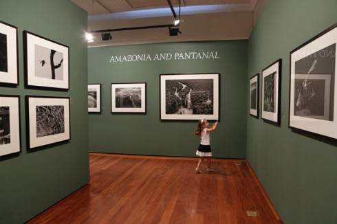 Julia fotografando as fotos que ela mais gostou da exposição :-)