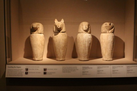 Vasos canópicos, que guardavam os órgãos das múmias no Egito