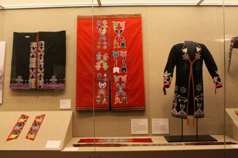 Cobertores de uma tribo em Nebraska e um casaco de uma tribo de Oklahoma