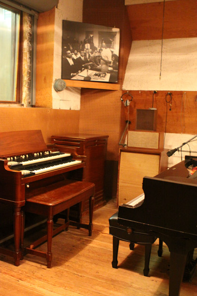 Cantinho do Studio A com o piano e órgão originais
