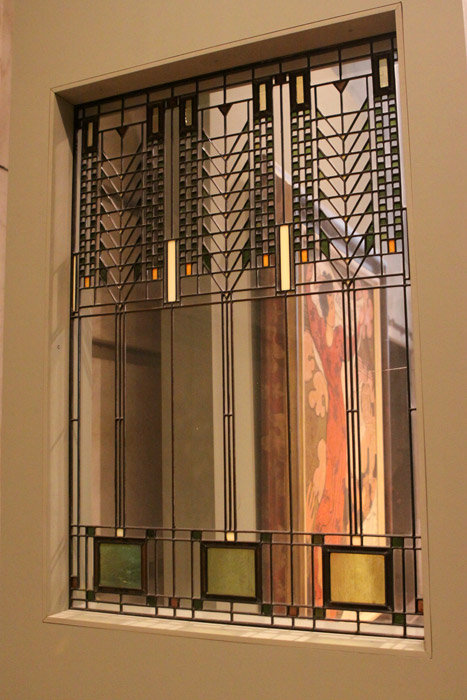Janela projetada por Frank Lloyd Wright, movimento arts and crafts