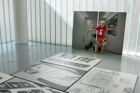 Julia na exposição Atlas