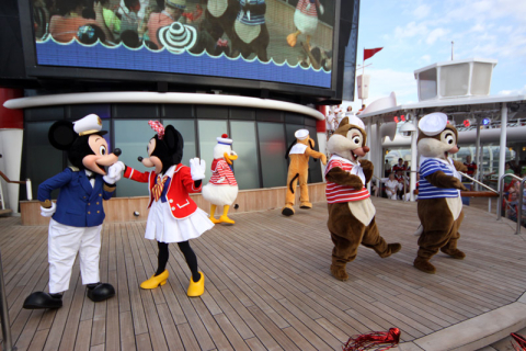 Show Adventures Await quando o Disney Wonder sai do porto no início do cruzeiro