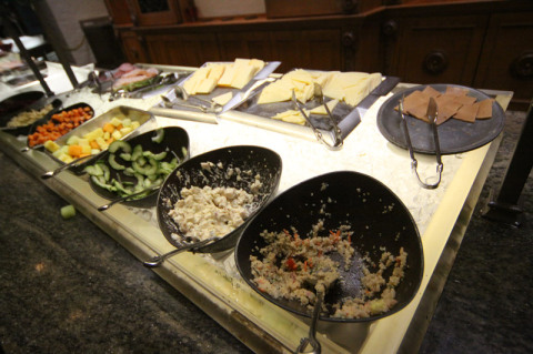 Saladinhas e queijos noruegueses no buffet