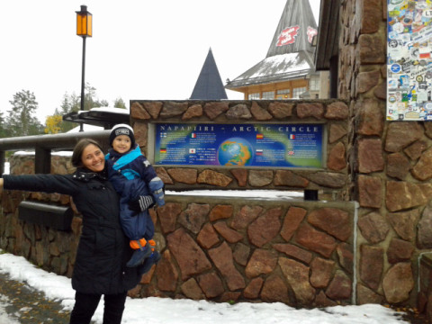 Alessandra e Gabs chegando na casa do Papai Noel em Rovaniemi