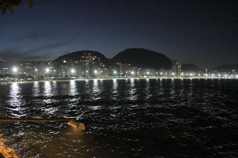 Anoitece na Praia de Copacabana