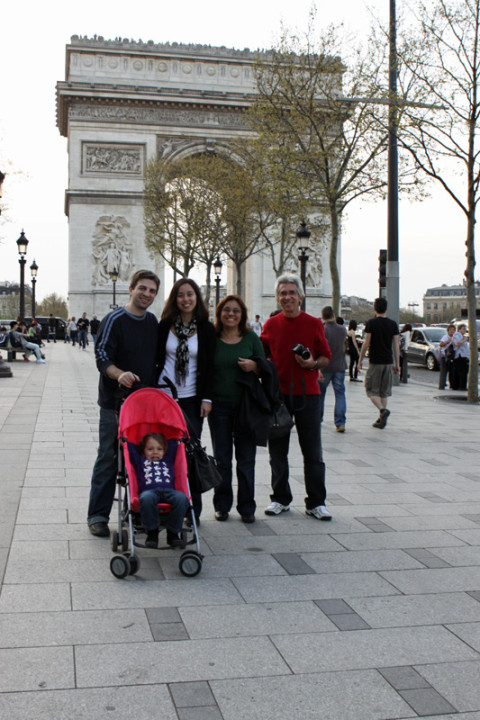 Nós no Arco do Triunfo em um dia de primavera em Paris