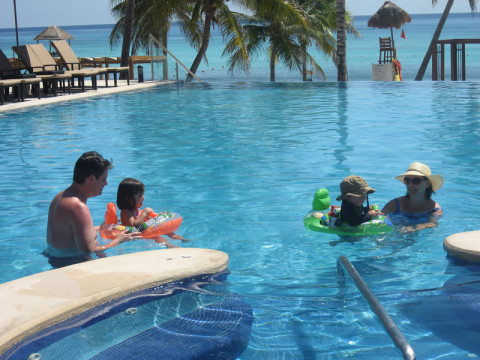 Mei e família na piscina dos Azul Resorts