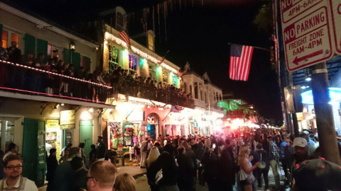 A Bourbon Street é a mais famosa pra quem quer muita festa