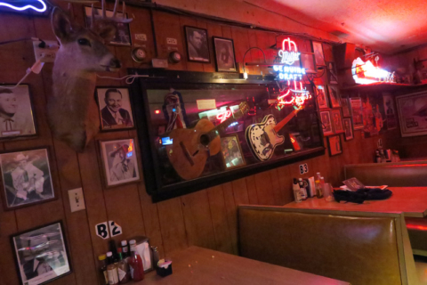 Decoração no restaurante do Broken Spoke com memorabilia de música country