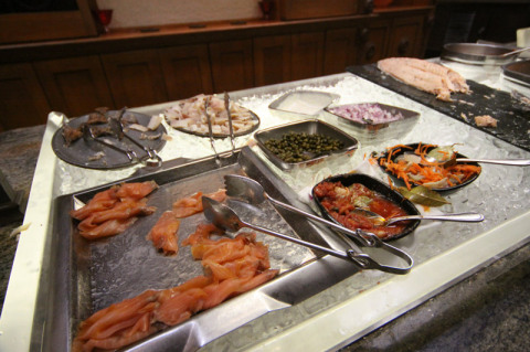 Alguns tipos de salmão e acompanhamentos no buffet norueguês