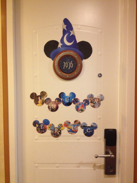 Nossa porta da cabine (stateroom) no Disney Magic, decorada, claro!