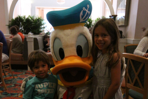 Julia e Eric com o Pato Donald  no Cape May Cafe
