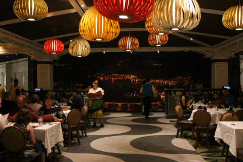 Restaurante Carioca's, no Disney Magic, com decoração inspirada no Rio