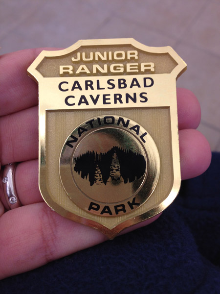 A badge do Carlsbad Caverns National Park que as crianças ganham no programa de Junior Rangers