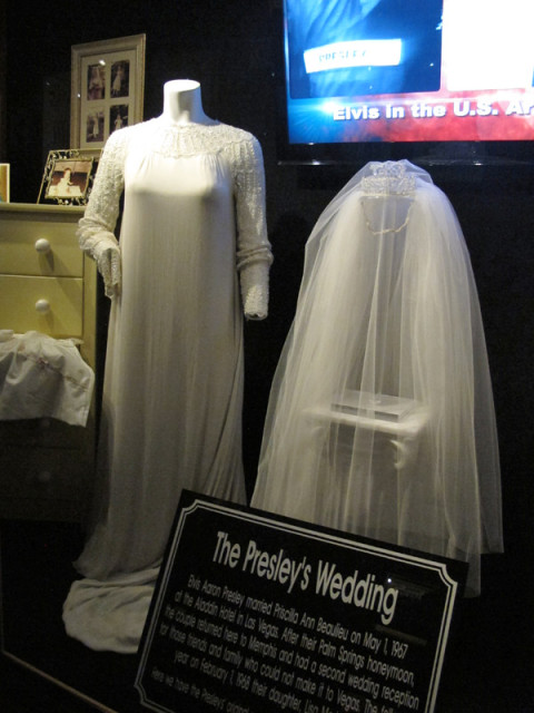 O vestido de casamento de Priscilla Presley