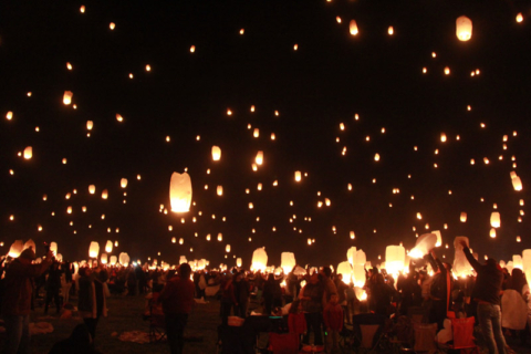 Centenas de lanternas ao mesmo tempo.  Foto:  Claudia Beatriz