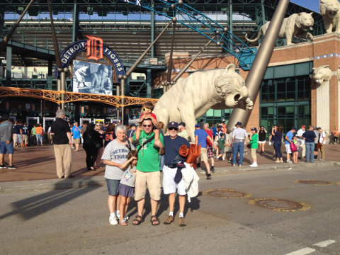 Gabe, meus sogros e as crianças chegando no estádio dos Detroit Tigers: Comerica Park
