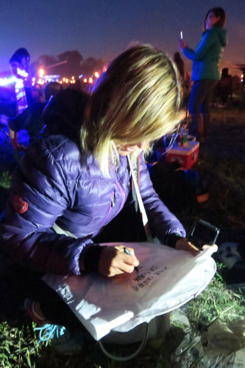 Claudia escrevendo um pedido na sua lanterna
