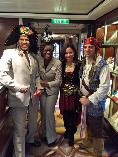 E depois troquei pra minha fantasia de Pirata. Na foto com a gente são os Concierges Ashley e Angeline com seus chapéus de pirata!