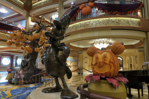 O Disney Dream decorado para o cruzeiro de Halloween