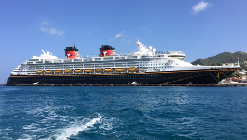 O Disney Wonder parado no porto em Grenada