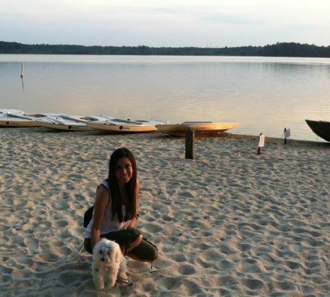 Débora e uma praia no lago que fica perto da sua casa
