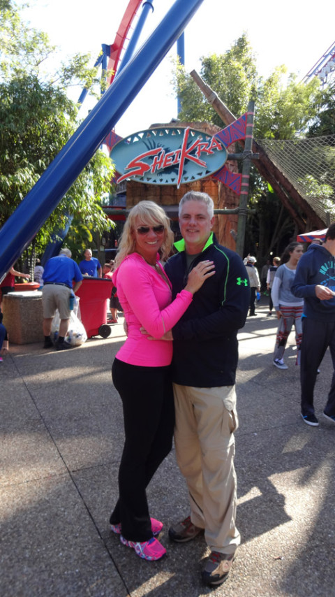 Eu e Pete em frente a Sheikra no Busch Gardens