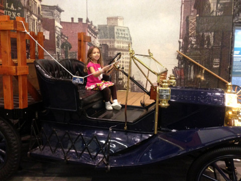 Julia posando em um Ford Model T na exposição