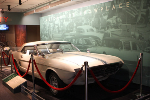 Este Mustang está bem na entrada da exposição