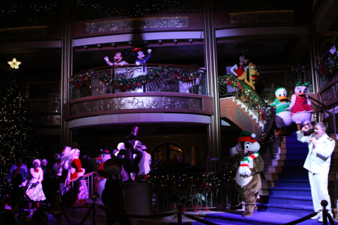 Personagens chegando na festa de Natal no Disney Dream