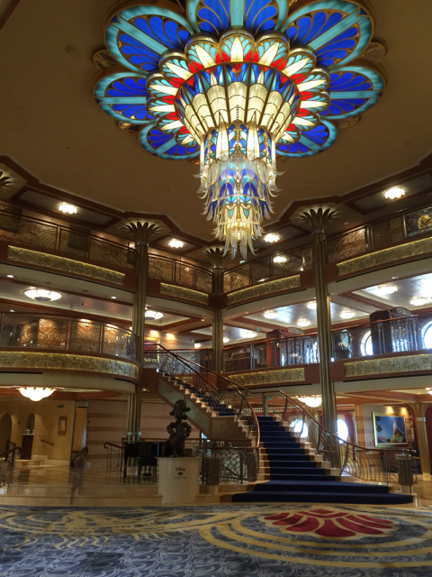 O lobby do Disney Dream