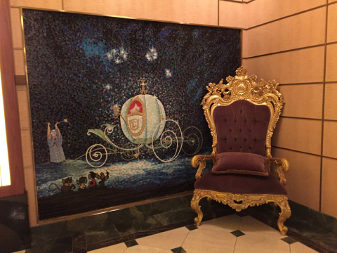 Linda cadeira com mosaico da Cinderella perto do lobby do Disney Fantasy