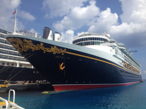 O navio Disney Magic parado no porto de Cozumel