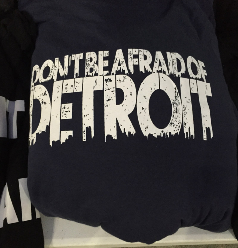 Achei muito legal essa blusa Don't Be Afraid of Detroit (Não tenha medo de Detroit)