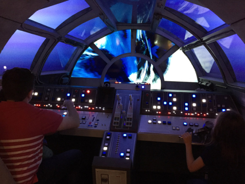 Gabe, Julia e Eric pilotando a Millennium Falcon na parte nova do kids club do Disney Dream