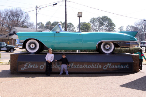 Julia e Eric posando na entrada do museu de carros