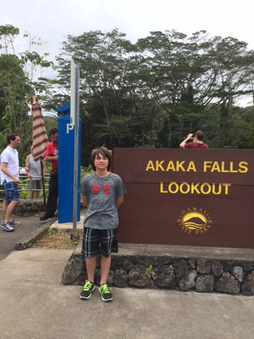 Enzo chegando no mirante de Akaka Falls