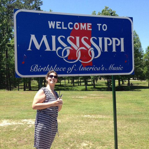 Erica e a placa de Welcome do Mississippi