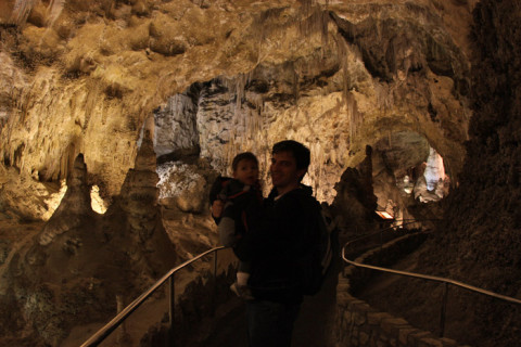 Eric e Gabe dentro do salão principal da caverna no Carlsbad Caverns National Park