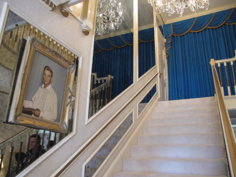 A escada para o segundo andar de Graceland