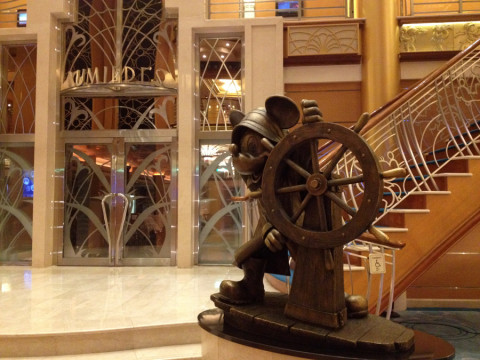 Estátua do Mickey no Lobby do Disney Magic: cada navio tem uma estátua de um personagem diferente