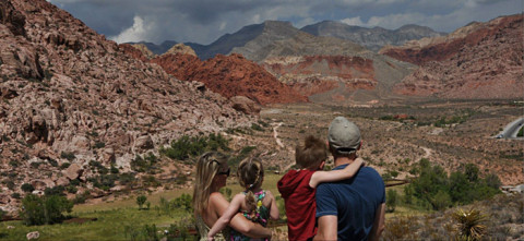 A família curtindo a vista do Calico Basin Park
