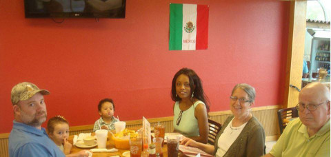 Almoço com a família no restaurante mexicano