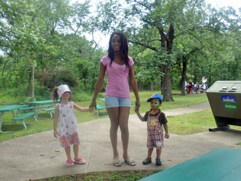 Flavia com os filhos em Clarksville, Arkansas